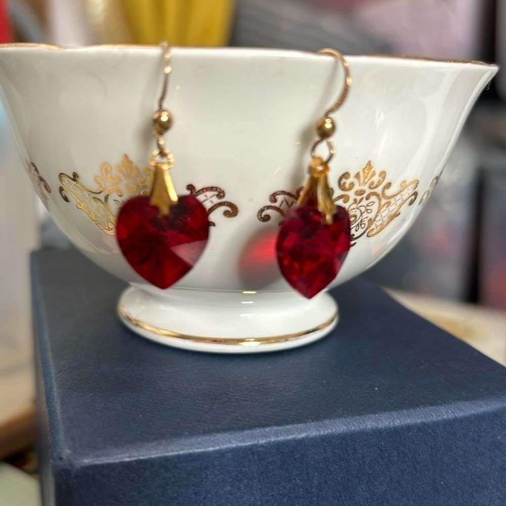 Small red crystal dangle earrings NWT